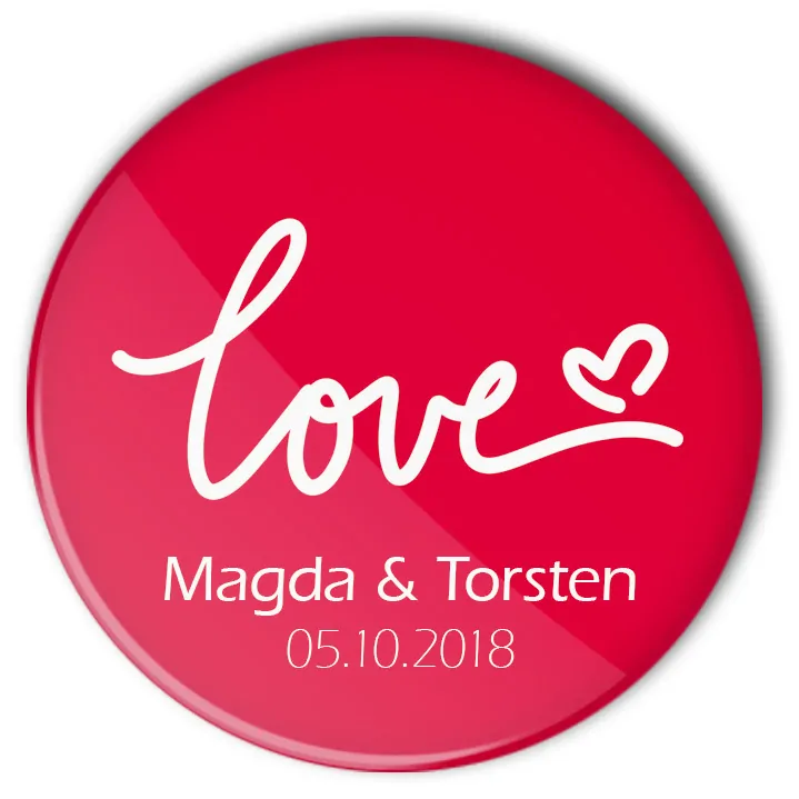 Hochzeit-Button 45 red Love: roter Buttons mit "Love"-Schriftzug, Name von Braut und Bräutigam und Traudatum personalisiert