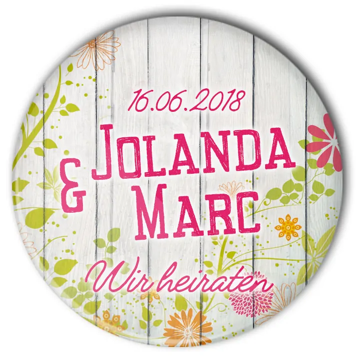 Hochzeitsbutton Modell 40 florales Motiv auf weiß lasiertem Holzuntergrund: personalisiert
