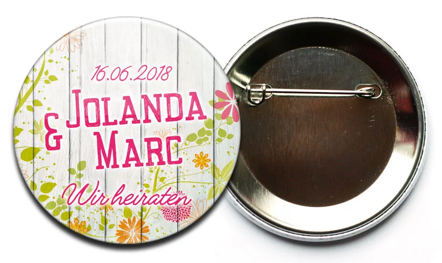Hochzeitsbutton Nr. 40: romantisch floral mit aufgedruckten Namen und Datum