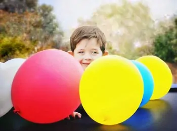 bunte Luftballons verschönern nicht nur die Hochzeit, sondern bringt Spiel und Spaß
