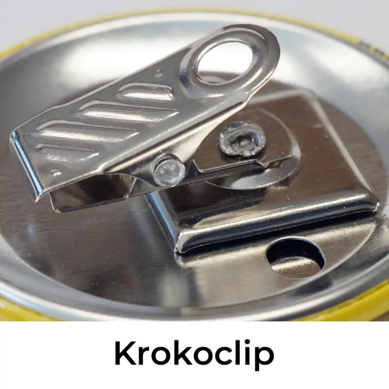 Krokoclip an einem 56 mm Button